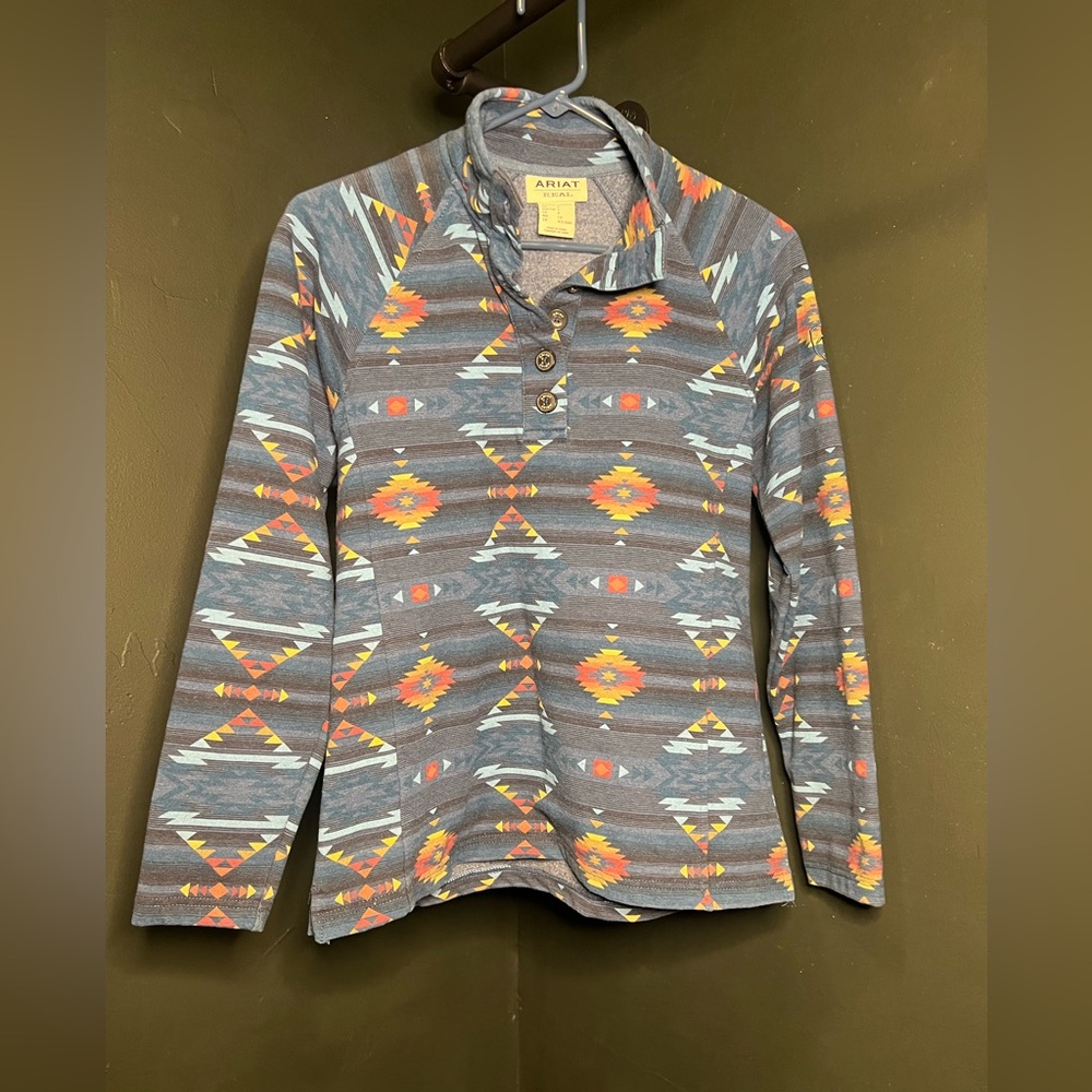 Ariat Women's quarter button up.
Gently used.